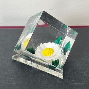 Vintage Russ Berrie Acrylic Daisy White & Yellow Flower Footed Cube Paperweight